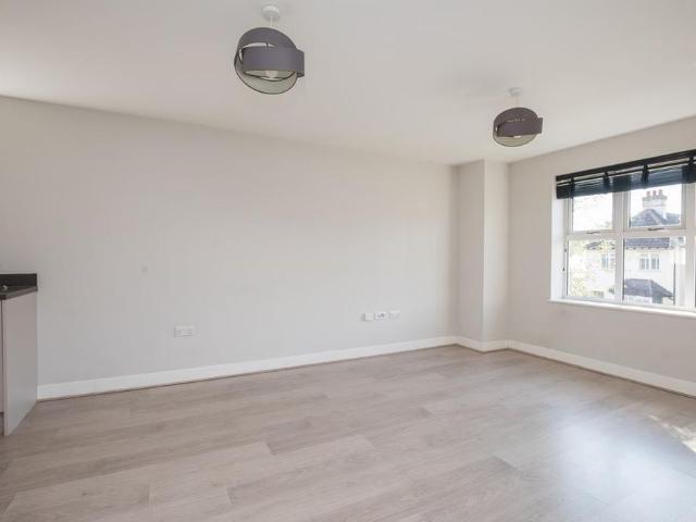 Apartment for rent in Row Town, Surrey