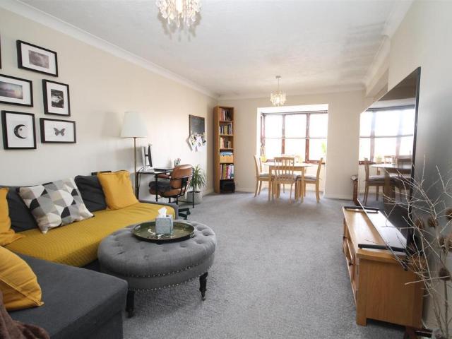 Flat for rent in Hackbridge, Greater London