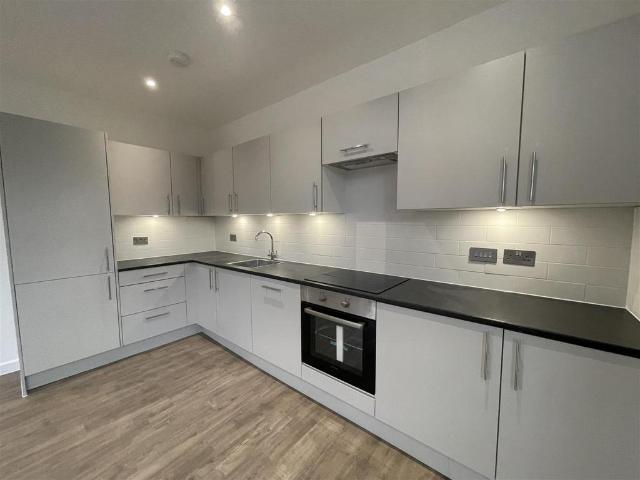 Flat for rent in Heol-las, Surrey