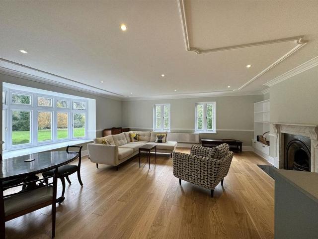 Apartment for rent in Pachesham Park, Surrey