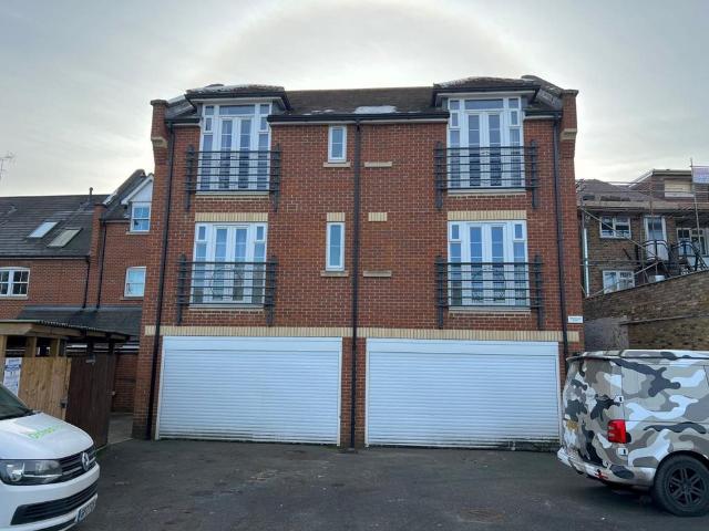 Flat for rent in Row Town, Surrey