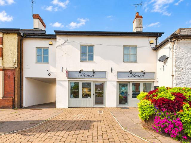 Flat for rent in Llanbadoc, Wales