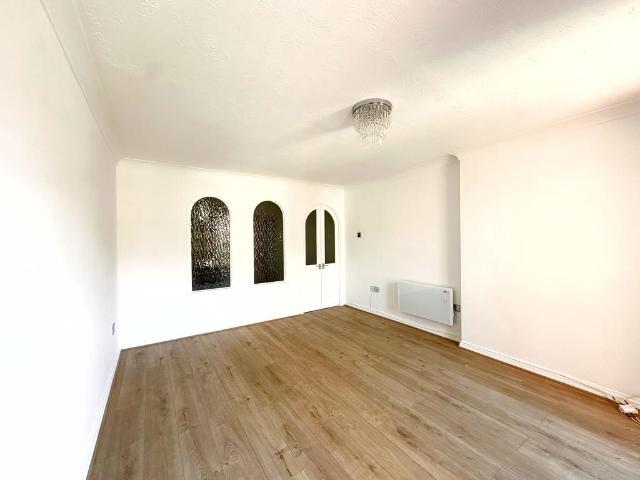 Flat for rent in Kursaal Estate, Alton Barnes