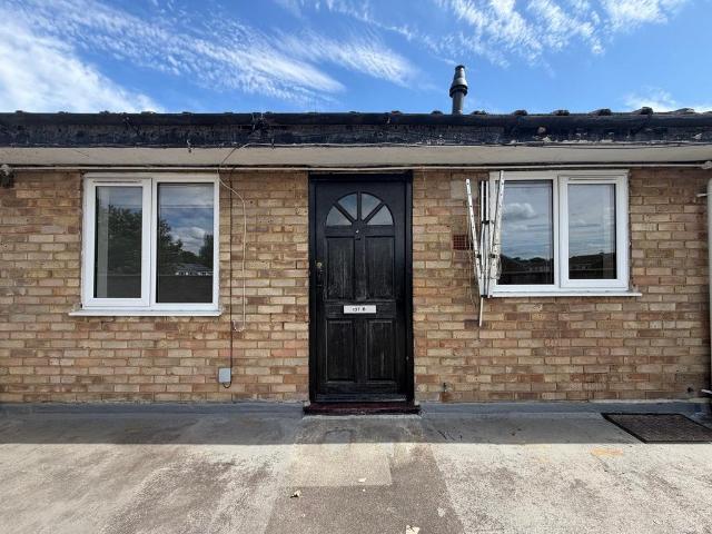 Flat for rent in Deer Park, Black Bourton