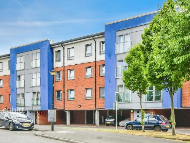 Flat for rent in Rosehill, Greater London