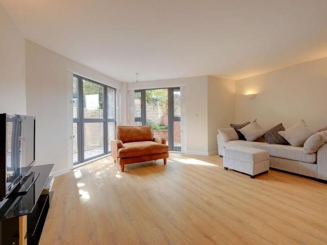 Apartment for rent in Perryfields, West Sussex