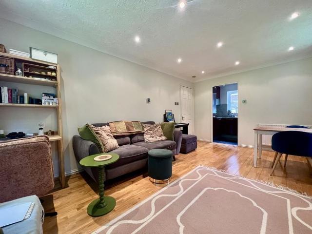 Apartment for rent in Hatch End, Greater London