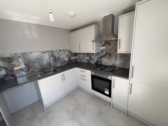 Flat for rent in West End, Bare