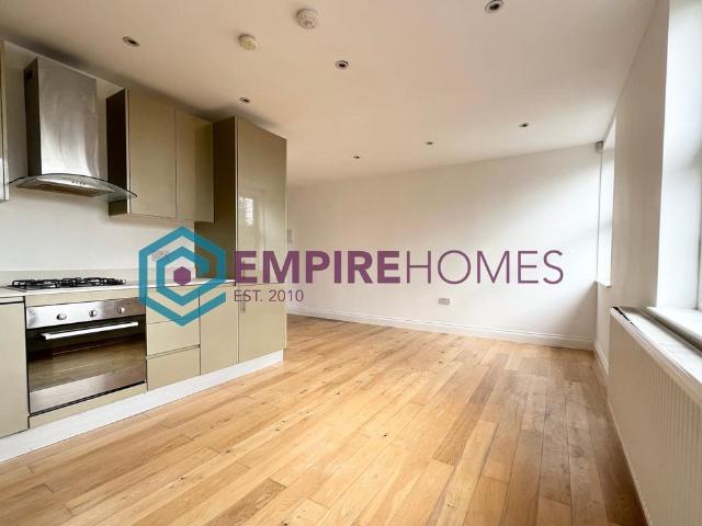 Flat for rent in Bush Hill Park, Greater London