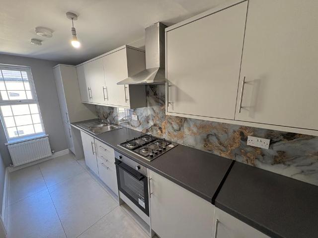 Flat for rent in West End, Bare
