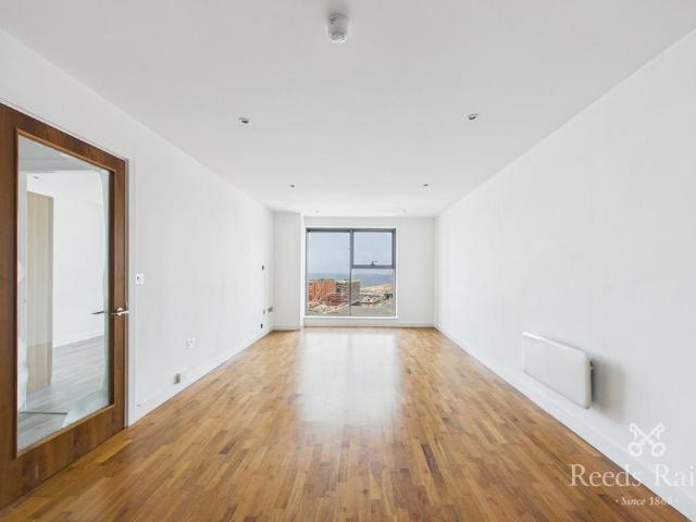 Flat for rent in Calderstones
