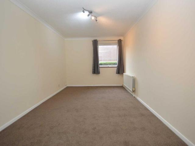 Apartment for rent in Row Town, Surrey