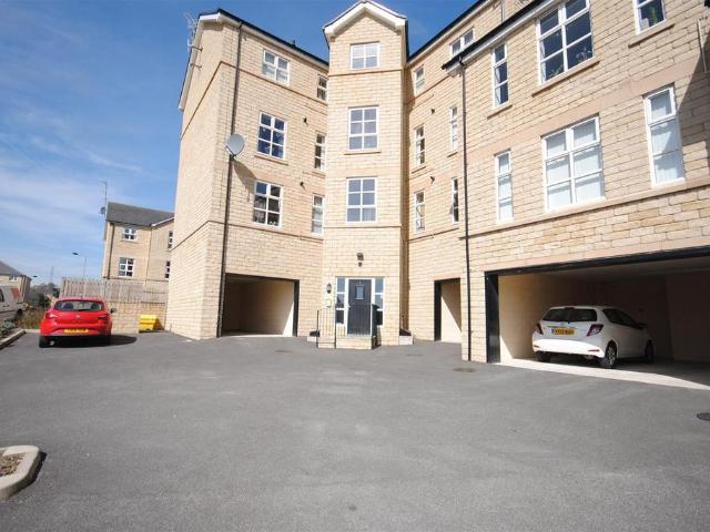 Flat for rent in Hill Top, Bradford