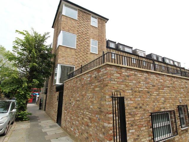 Flat for rent in London Borough of Ealing, Greater London