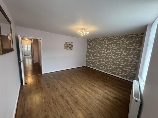 Apartment for rent in Cwmbwrla, Nangreaves