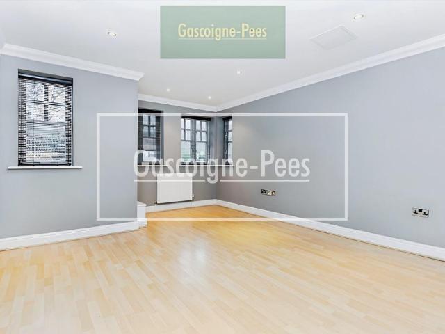 Apartment for rent in Blackhills, Surrey