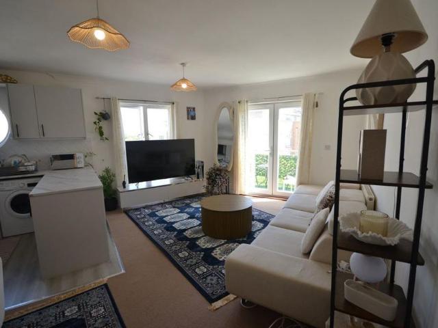 Apartment for rent in Row Town, Surrey