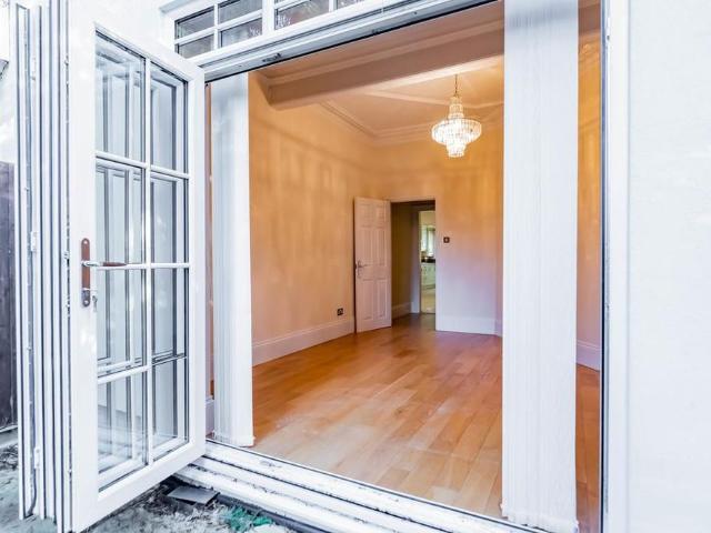 Apartment for rent in Heol-las, Surrey