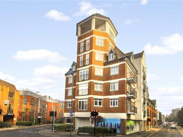 Flat for rent in Horsell, Woking