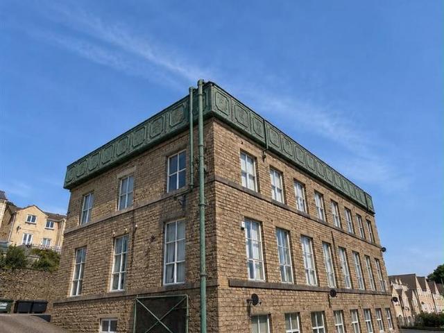 Flat for rent in Longwood, West Yorkshire