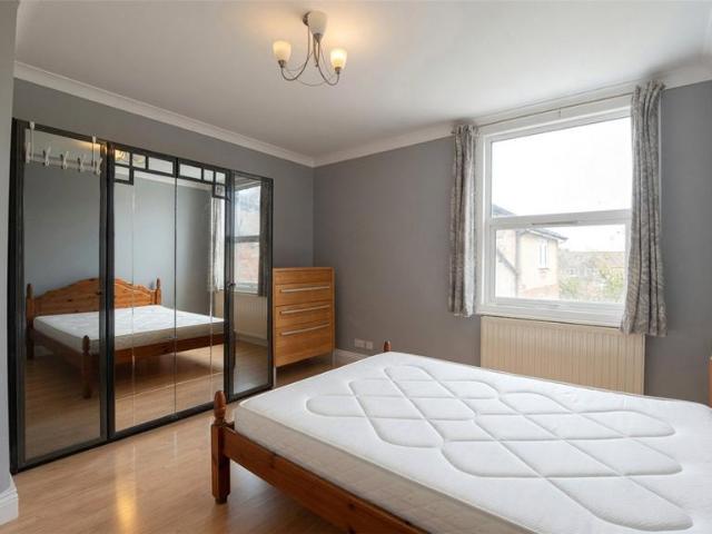 Flat for rent in Brondesbury, Greater London