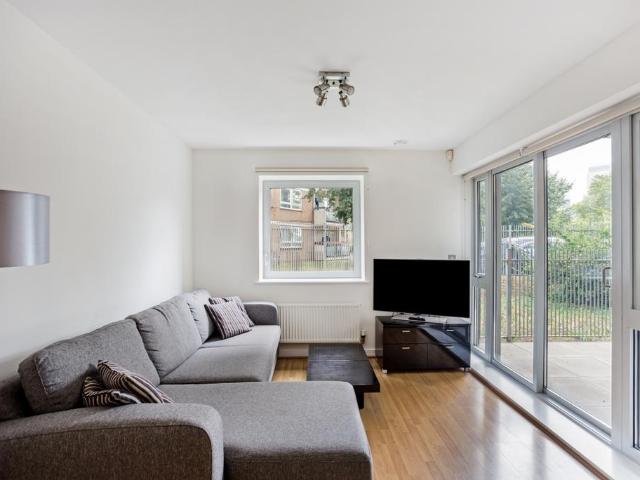 Flat for rent in Poplar Grove, Greater London