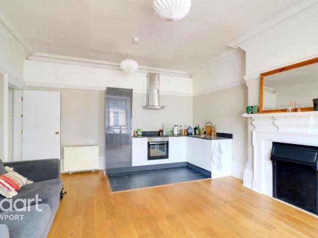 Apartment for rent in Allt-yr-yn, Wales