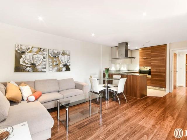 Flat for rent in London Borough of Ealing, Greater London