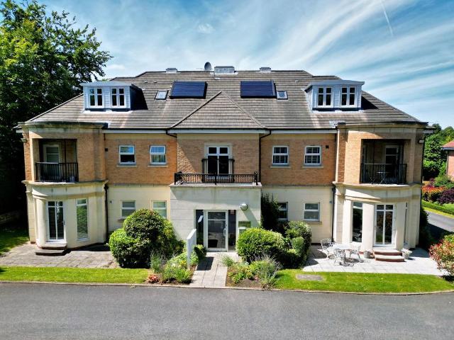 Flat for rent in Alwoodley, West Yorkshire