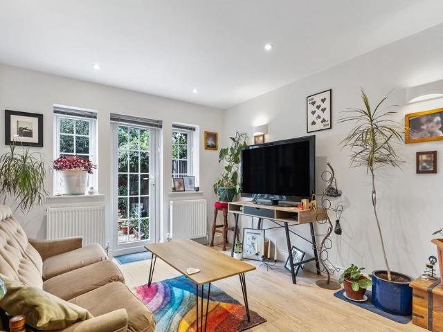 Apartment for rent in Blackhills, Surrey