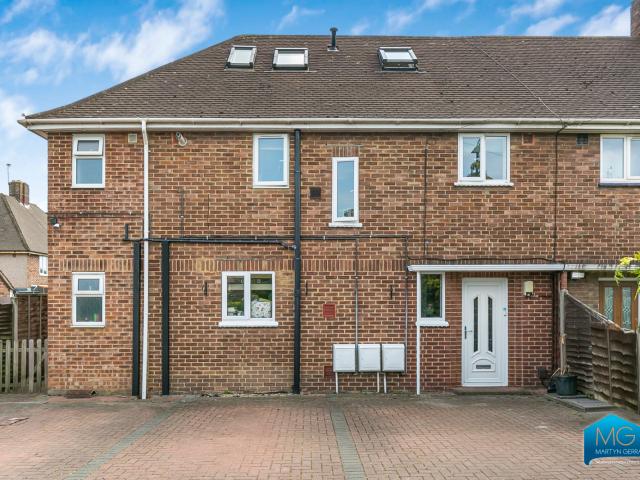 Apartment for rent in Bowes, Greater London