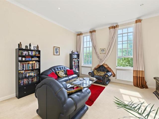 Apartment for rent in Napsbury Park, Five Acres