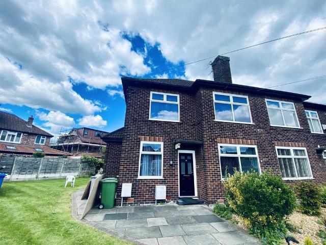 Flat for rent in Sale Moor, Trafford Park