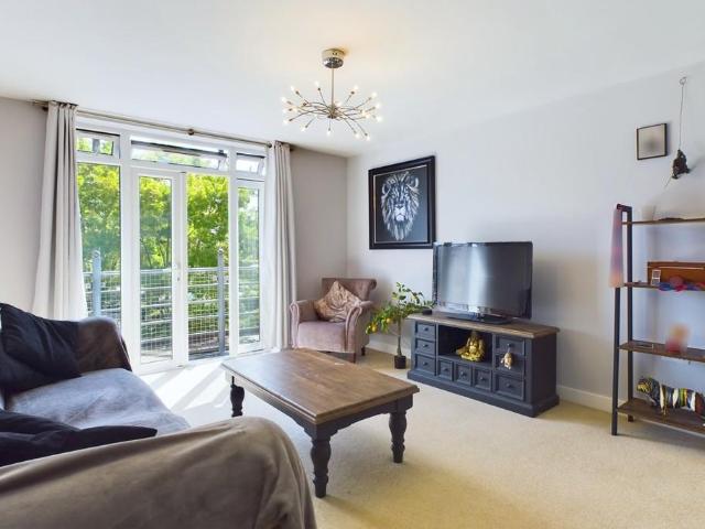 Flat for rent in Row Town, Surrey
