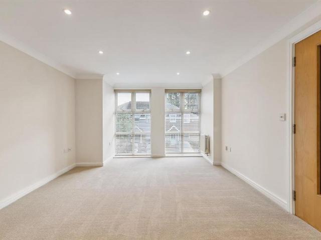 Apartment for rent in Stoke D'Abernon, Blackhills