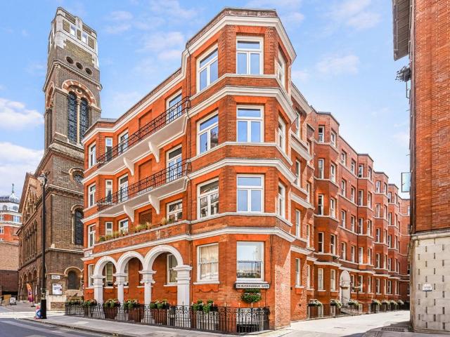 Flat for rent in Victoria, Greater London