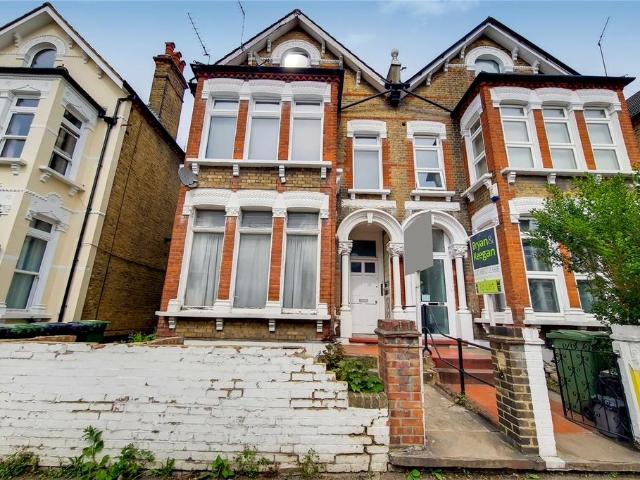 Flat for rent in London Borough of Lewisham, Ladywell