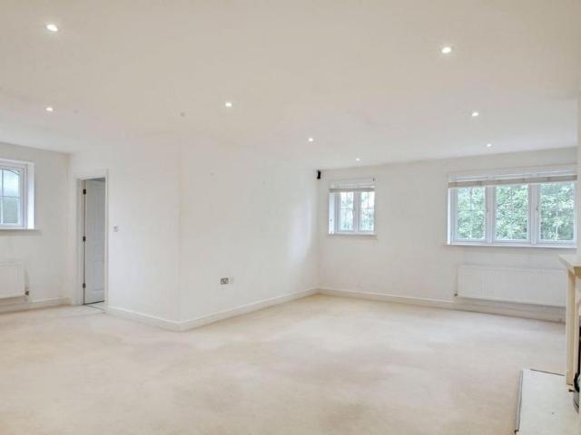 Apartment for rent in Cranbourne, Winkfield
