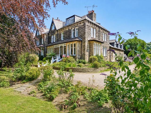 Flat for rent in Oakwood, West Yorkshire