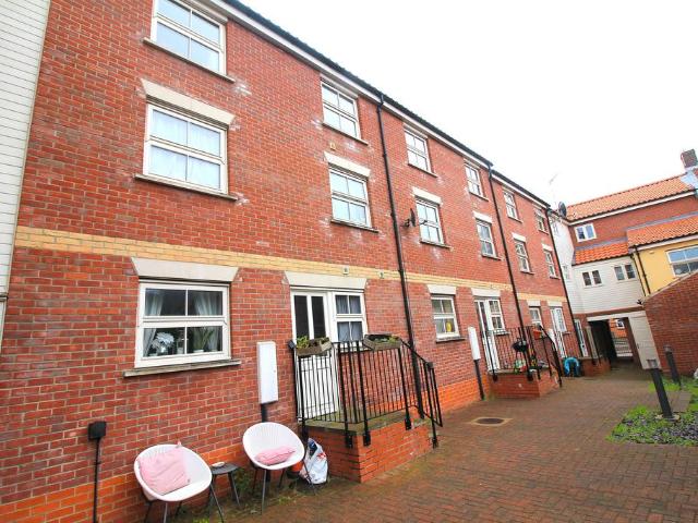 Flat for rent in New Catton, East Bank