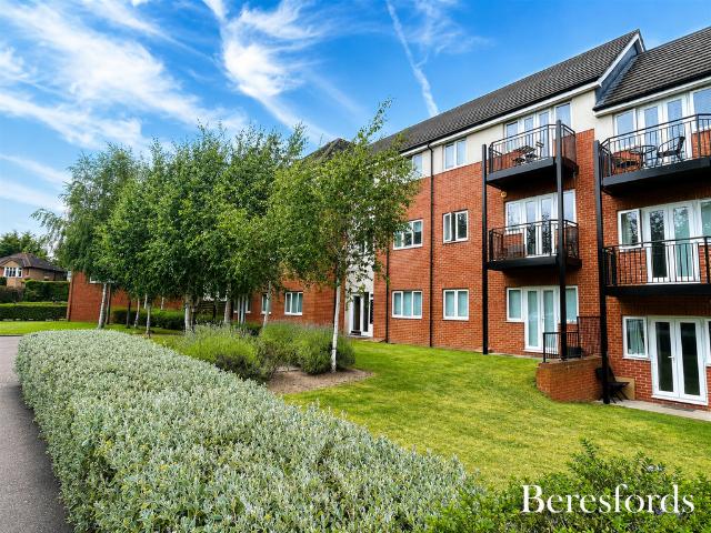 Flat for rent in Gidea Park, Greater London