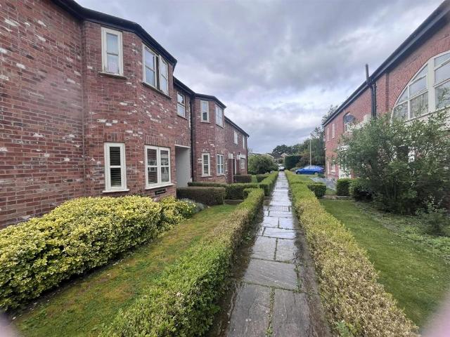 Flat for rent in Heald Green, Greater Manchester