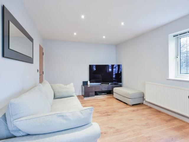 Apartment for rent in Woodcote, Epsom
