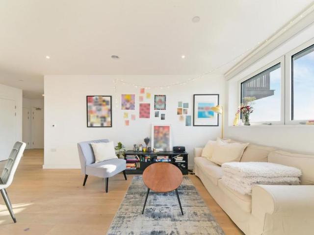 Apartment for rent in Blackhills, Surrey