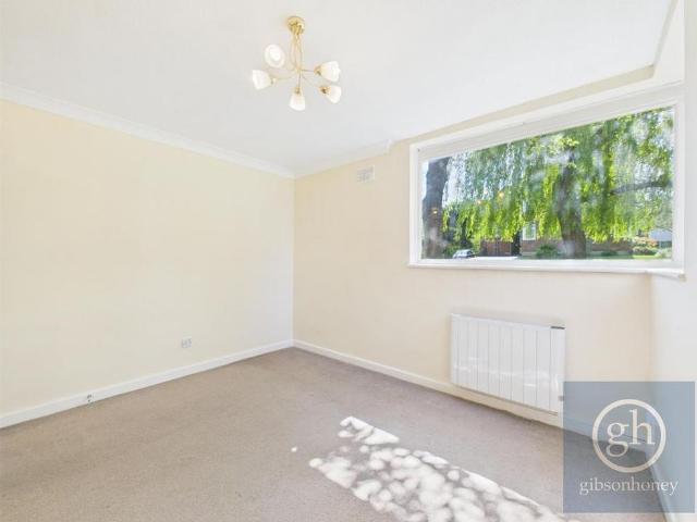 Apartment for rent in Northwood, Greater London
