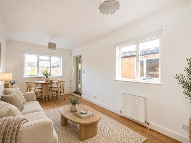 Apartment for rent in Beaconsfield and Chepping Wye Community Board, Knotty Green