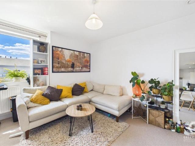Apartment for rent in Perryfields, West Sussex