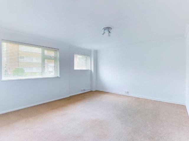 Apartment for rent in Row Town, Surrey