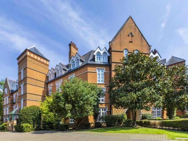 Flat for rent in Row Town, Surrey