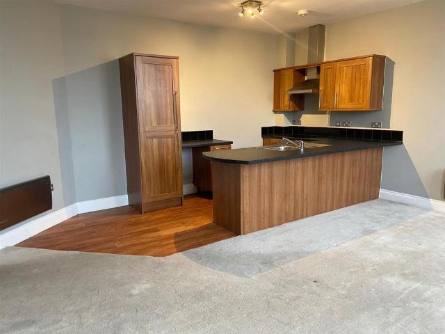 Flat for rent in Lindley, West Yorkshire